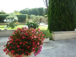 Property grounds - "Frédéric Mistral" Room at La Bastide des Mereuilles with Private Terrace, Wi-Fi & AC (Orange)