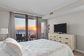 2 soverom, skrivebord, strykejern/-brett og reiseseng for barn