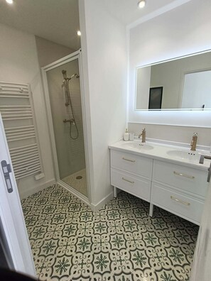 Dusche, Haartrockner, Handtücher, Seife