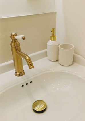 Douche, sèche-cheveux, serviettes fournies, savon