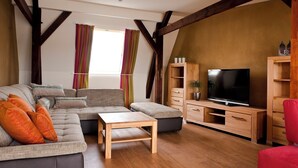 Standard Suite, Balcony, Courtyard View | Living area