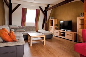 Standard-Suite, Balkon, Blick auf den Innenhof | Wohnbereich