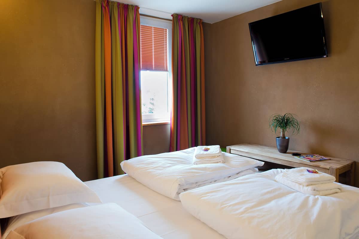 Comfort-Doppelzimmer, Blick auf den Innenhof | Zimmersafe, Verdunkelungsvorhänge, kostenloses WLAN