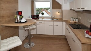Standard Suite, Balcony, Courtyard View | Private kitchen