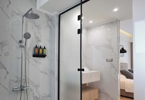 Shower, hair dryer, towels, shampoo