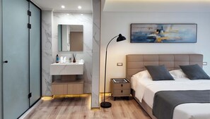 2 bedrooms, desk, WiFi, bed sheets