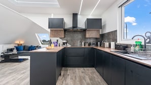 Kühlschrank, Mikrowelle, Herdplatte, Geschirrspüler