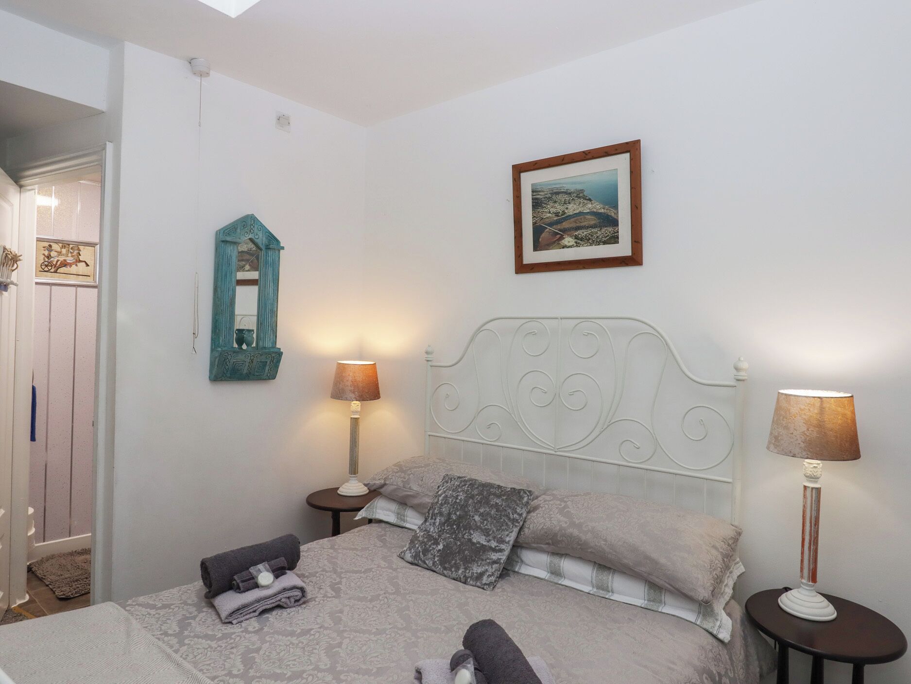 2 dormitoris, decoració individual i mobiliari individual 