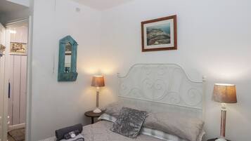 2 dormitoris, decoració individual i mobiliari individual