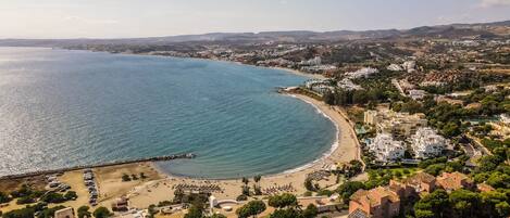 Perto da praia, espreguiçadeiras, toalhas de praia