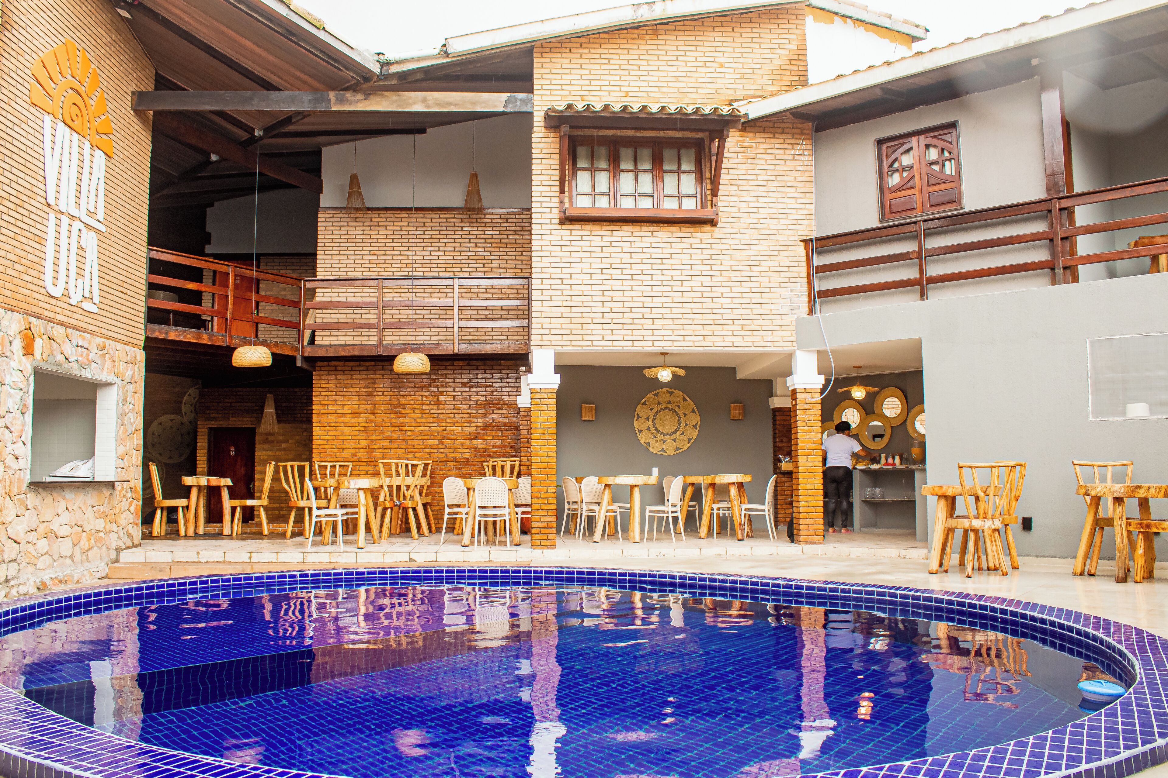 Una piscina al aire libre