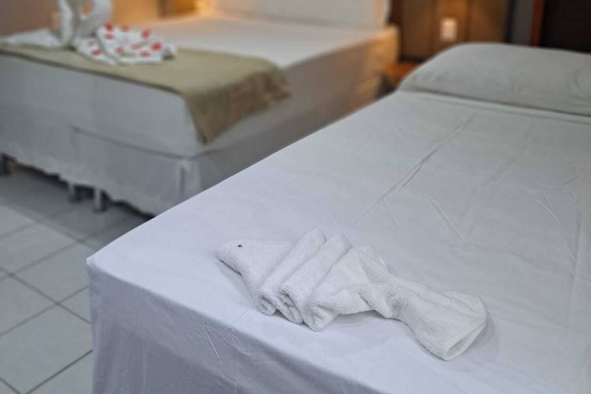 Quarto triplo exclusivo | Cofres nos quartos, Wi-Fi de cortesia, roupa de cama