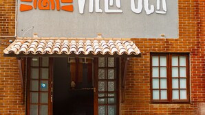 A building with a sign reading "POUSADA VILLA UCA". - villa uca frances (Marechal Deodoro)