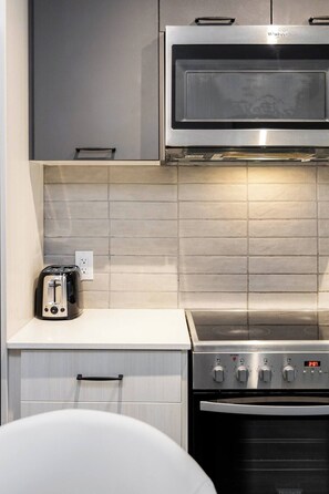 Jääkaappi, mikroaaltouuni, liesi, leivänpaahdin