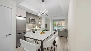 Jääkaappi, mikroaaltouuni, liesi, leivänpaahdin