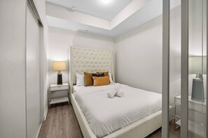 Työpöytä, silitysrauta/-lauta, ilmainen Wi-Fi, vuodevaatteet