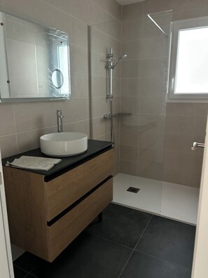 Dusche, Haartrockner, Toilettenpapier