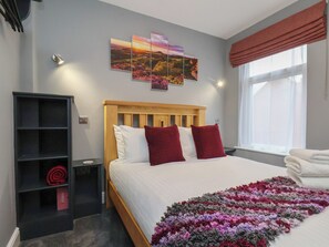 2 Schlafzimmer, individuell dekoriert, individuell eingerichtet