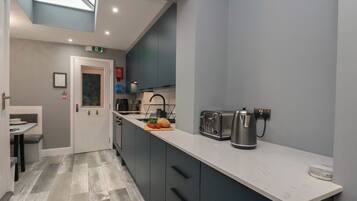 Rentaplats i utensilis de cuina, vaixella i coberteria