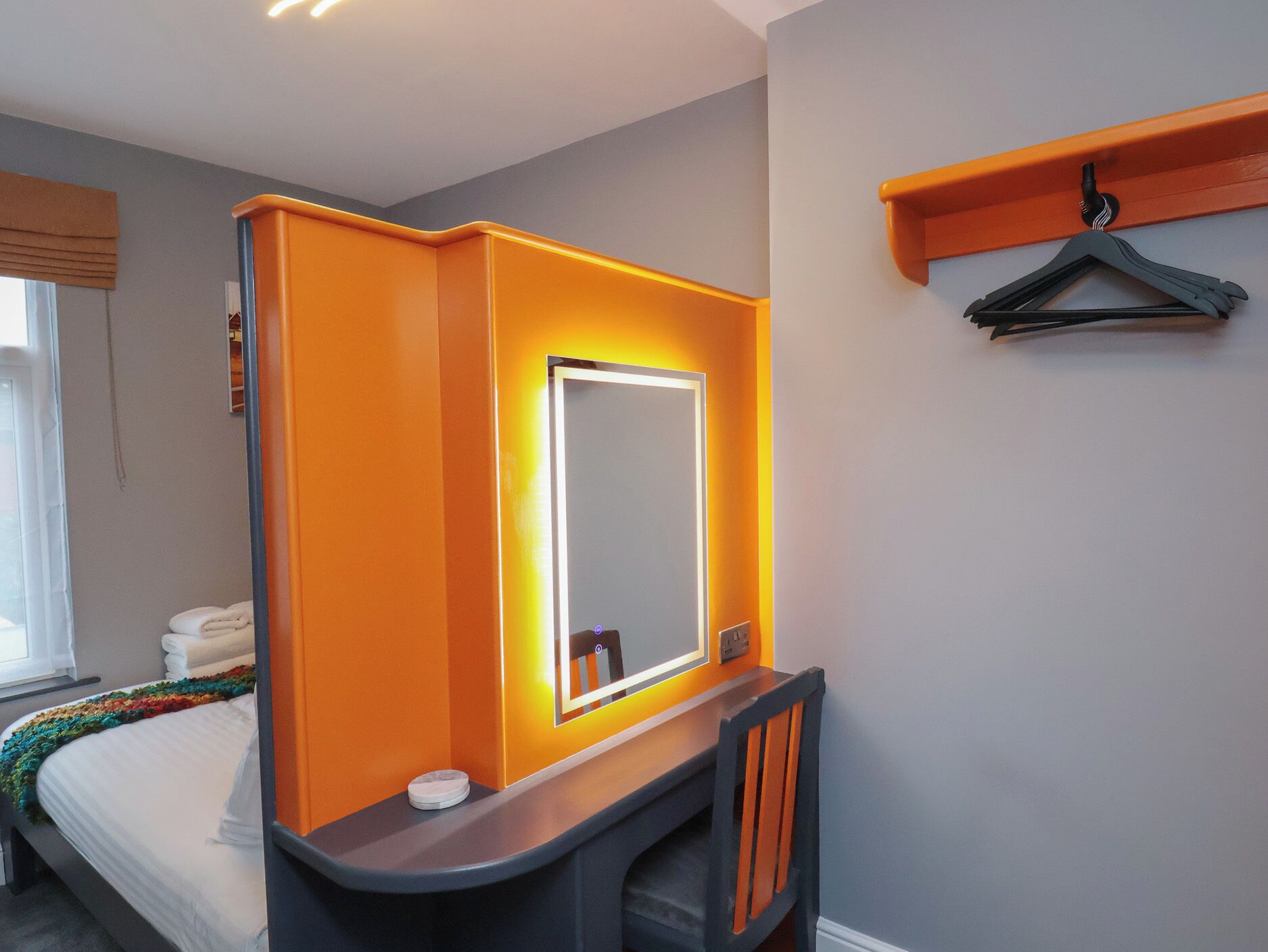 2 dormitoris, decoració individual i mobiliari individual 