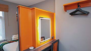 2 dormitoris, decoració individual i mobiliari individual