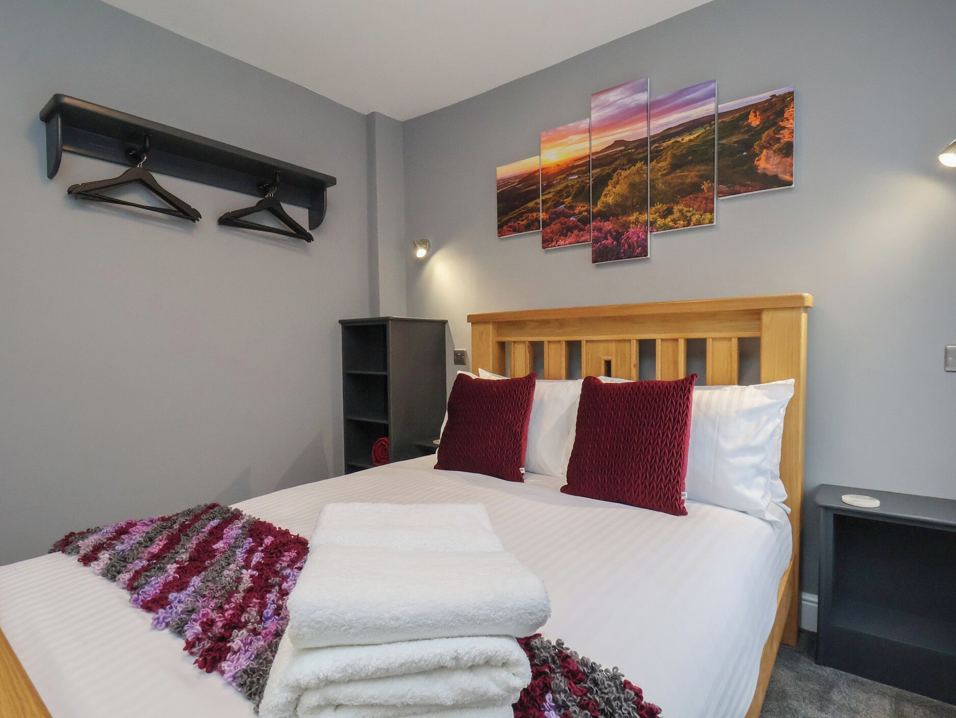 2 عدّة غرف نوم وبديكورات فريدة لكل غرفة وطراز فريد لكل وحدة