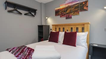 2 Schlafzimmer, individuell dekoriert, individuell eingerichtet