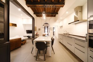 Kühlschrank, Mikrowelle, Ofen, Geschirrspüler