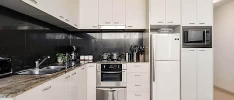 ثلاجة، ميكروويف، فرن، موقد طهي مسطح