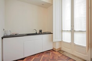 Suite junior | Cocina privada | Cafetera de espresso, cafetera y tetera y tetera eléctrica