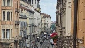 A street with buildings, a bus, and a decorative fence. - SUYTE Torino Centro (Turin)