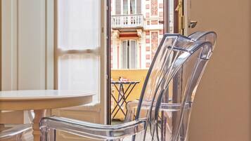 Superior Suite | Living area | 40-inch Smart TV with digital channels, Netflix, first-run movies