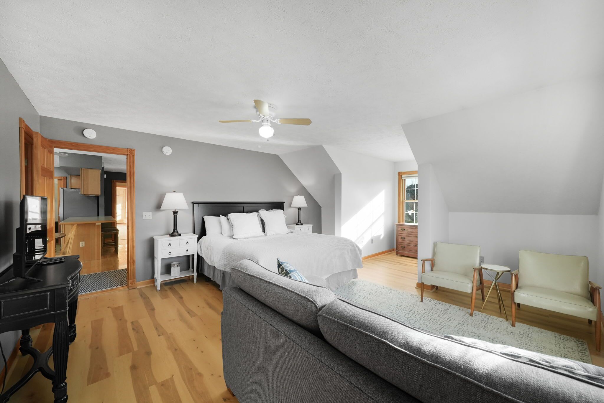 2 bedrooms, desk, iron/ironing board, WiFi