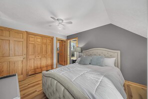2 bedrooms, desk, iron/ironing board, WiFi