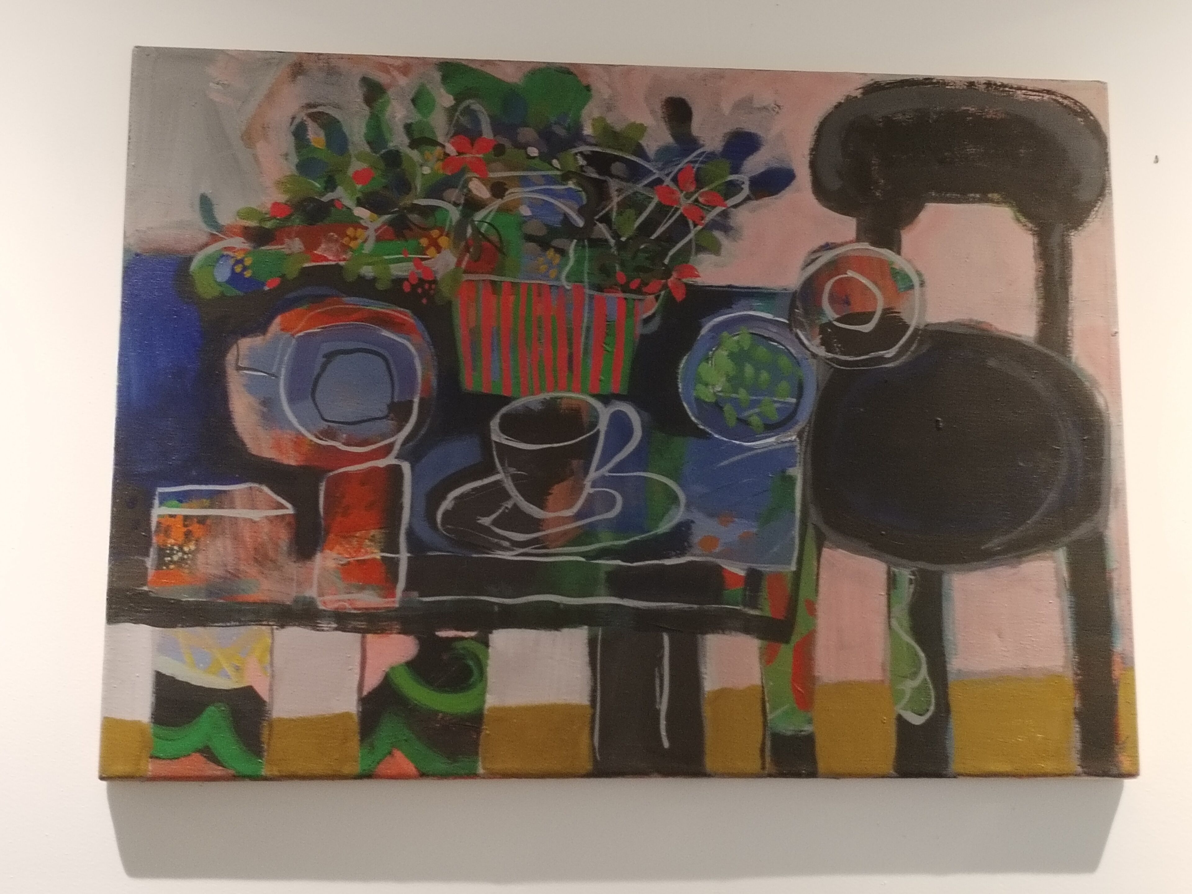 Una pintura que muestra una mesa con diversos objetos, como un jarrón, tazas y un bol.