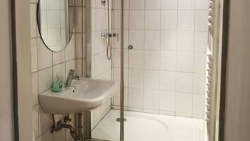 Phòng đôi | Phòng tắm | Buồng tắm vòi sen, đồ dùng nhà tắm miễn phí, máy sấy tóc, khăn tắm