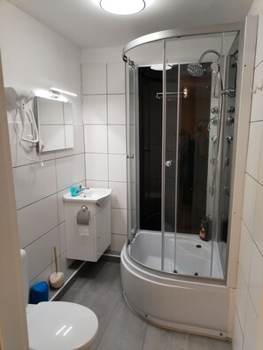 Shower, free toiletries, hair dryer, towels - SILONCE Hotel Bilstein - Lennestadt (Lennestadt)