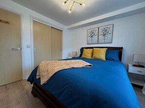 2 عدّة غرف نوم ومكواة/لوح كي وواي فاي وملاءات أسرّة