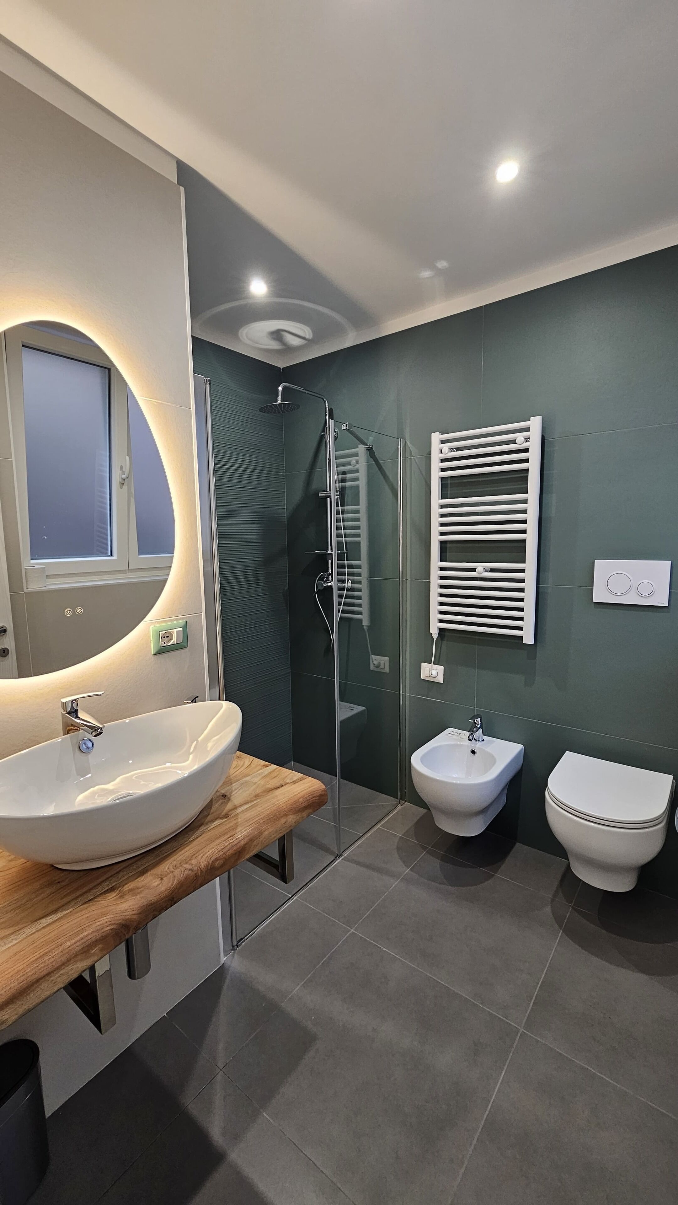 Dusche, Haartrockner, Bidet, Handtücher