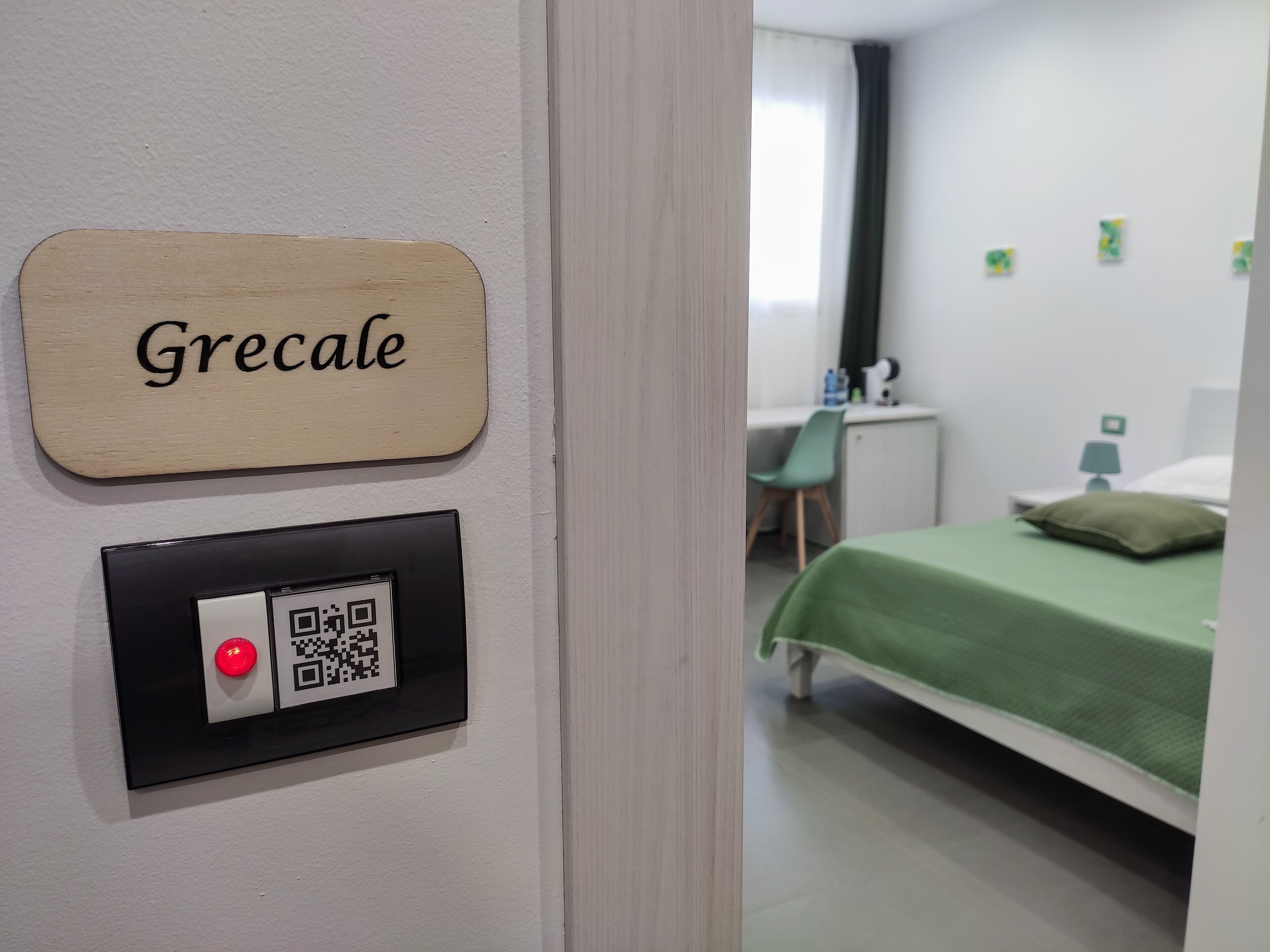 1 Schlafzimmer, Zimmersafe, Schreibtisch, Bügeleisen/Bügelbrett