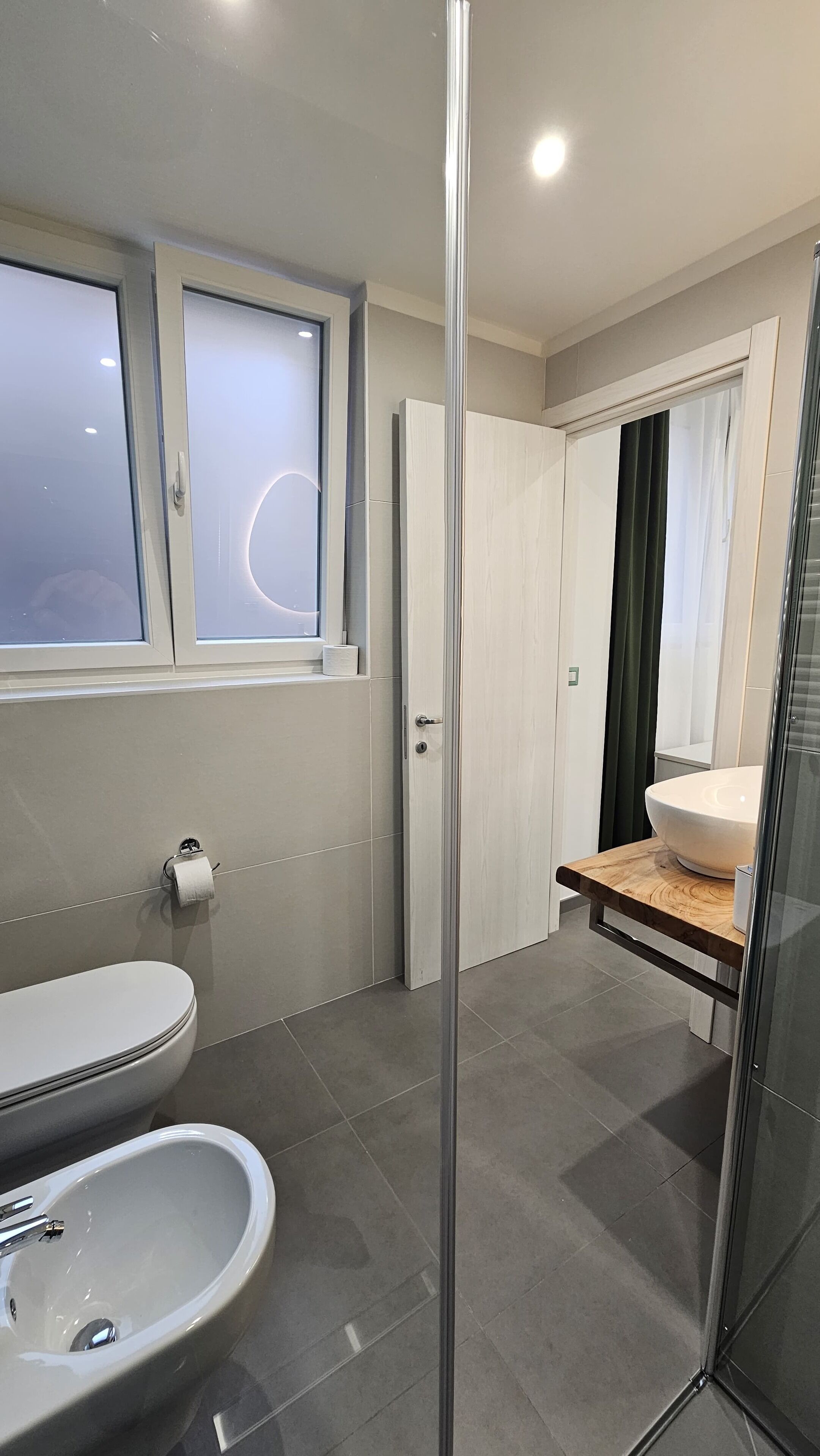 Bruser, hårtørrer, bidet, håndklæder