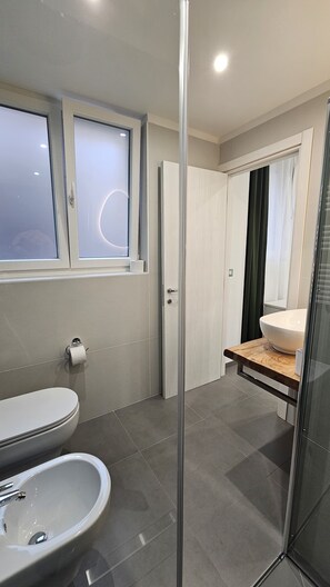 Douche, sèche-cheveux, bidet, serviettes fournies