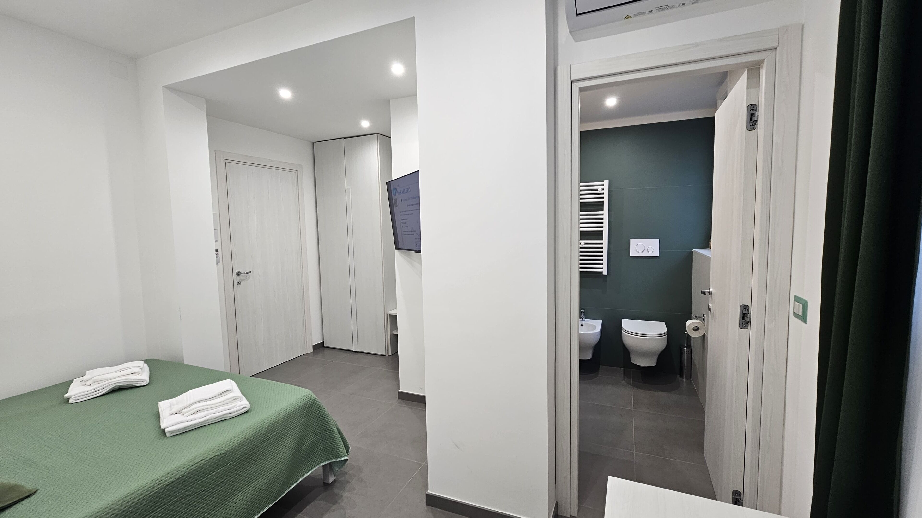 1 Schlafzimmer, Zimmersafe, Schreibtisch, Bügeleisen/Bügelbrett