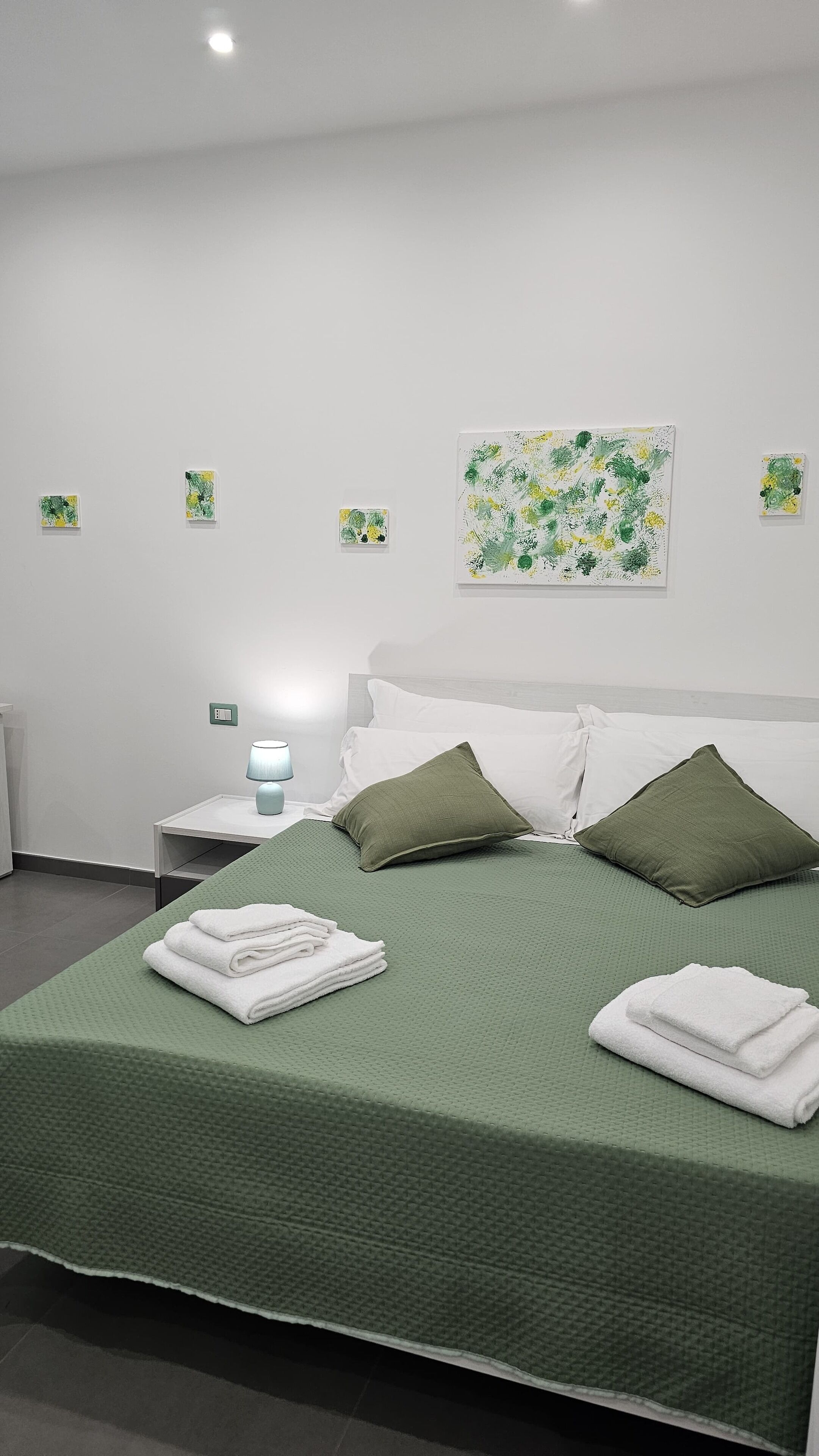 1 Schlafzimmer, Zimmersafe, Schreibtisch, Bügeleisen/Bügelbrett