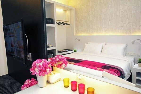 Superior Room | Desk, iron/ironing board, free WiFi