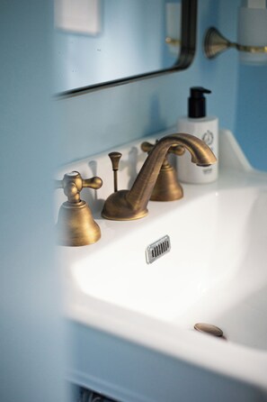 تجهيزات دش، مجففات شعر، مراحيض شطف، مناشف