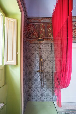 Regadera, secadora de cabello, bidet, toallas 