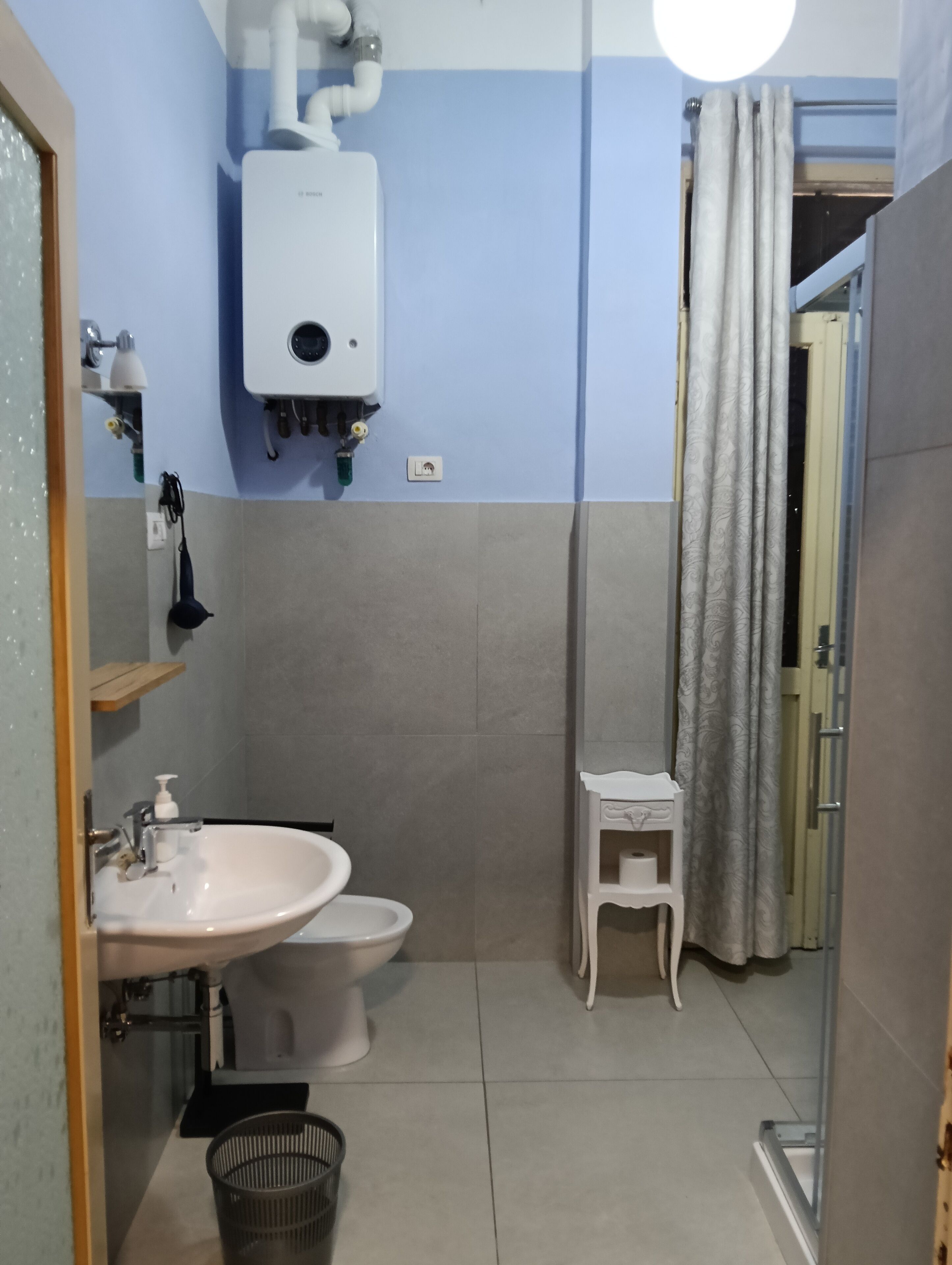 Haartrockner, Handtücher, Toilettenpapier