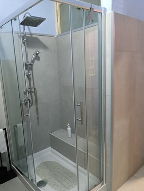 風筒、提供毛巾、廁紙