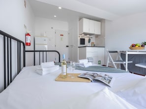 Travel cot, WiFi, bed sheets